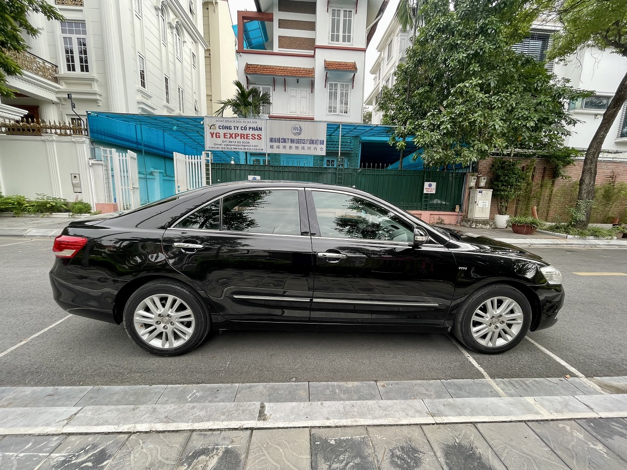 Toyota Camry V6-3.5Q 2011 màu đen (đã bán)