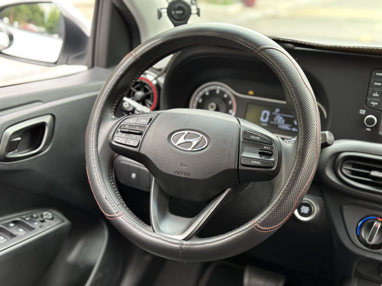 Hyundai I10 1.2AT 2023 màu trắng (Đã bán)