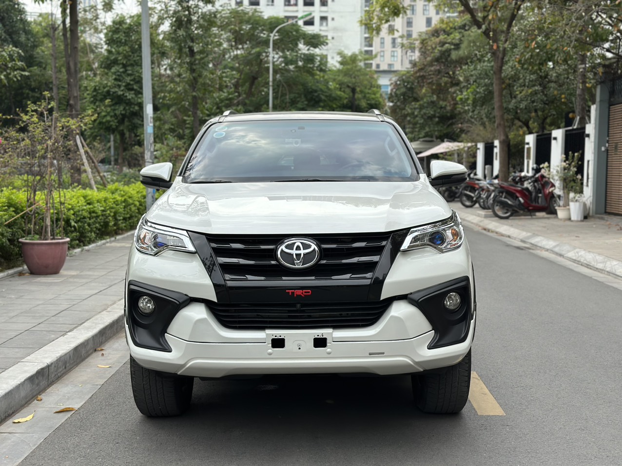 Toyota Fortuner TRD Sportivo 2.7V 4x2 2019 màu trắng (Đã bán)