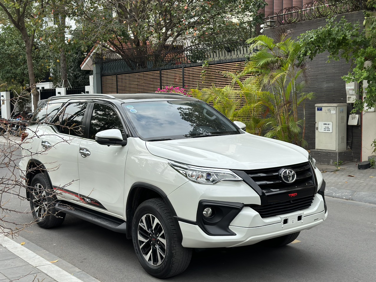 Toyota Fortuner TRD Sportivo 2.7V 4x2 2019 màu trắng (Đã bán)