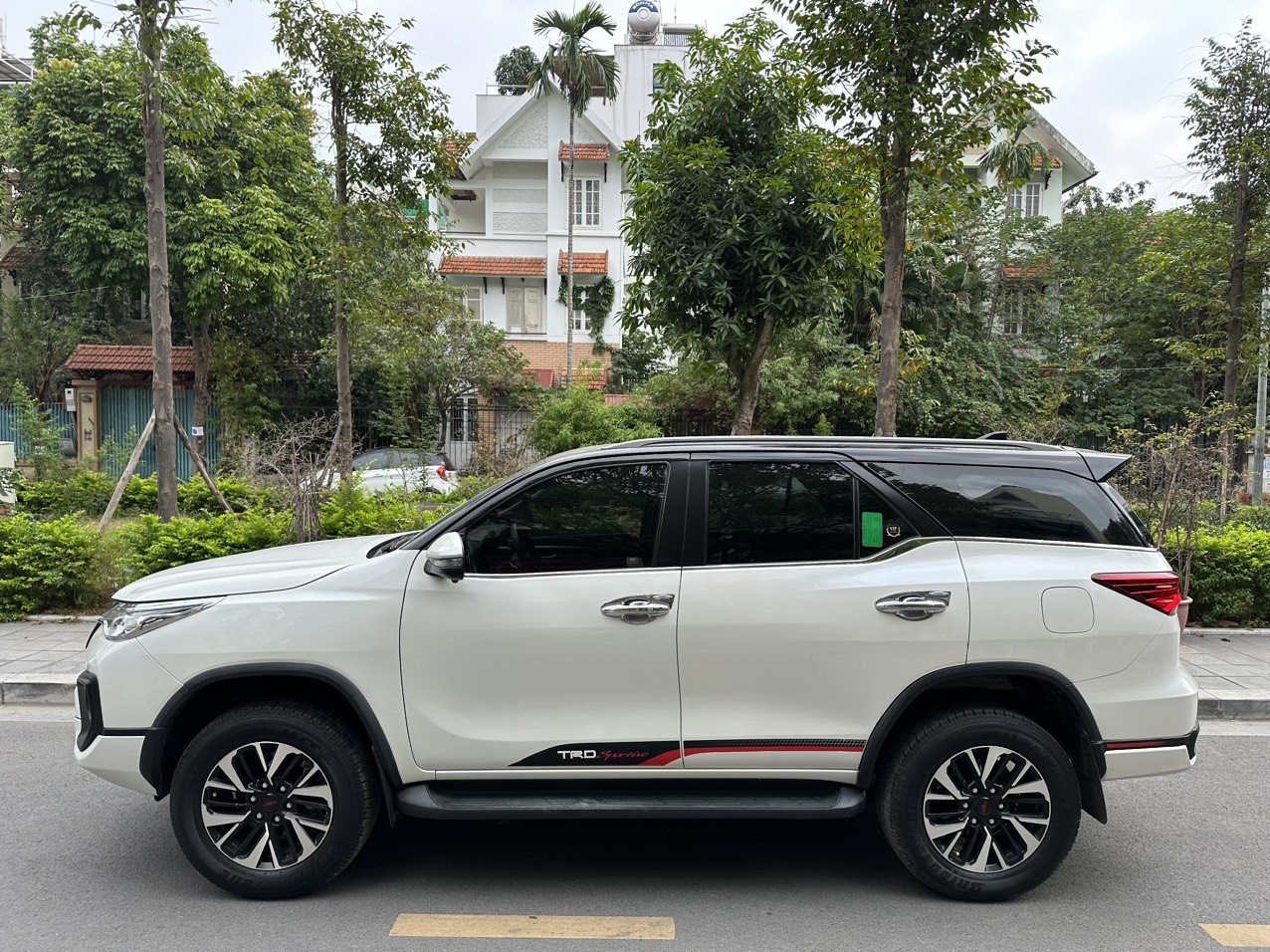 Toyota Fortuner TRD Sportivo 2.7V 4x2 2019 màu trắng (Đã bán)