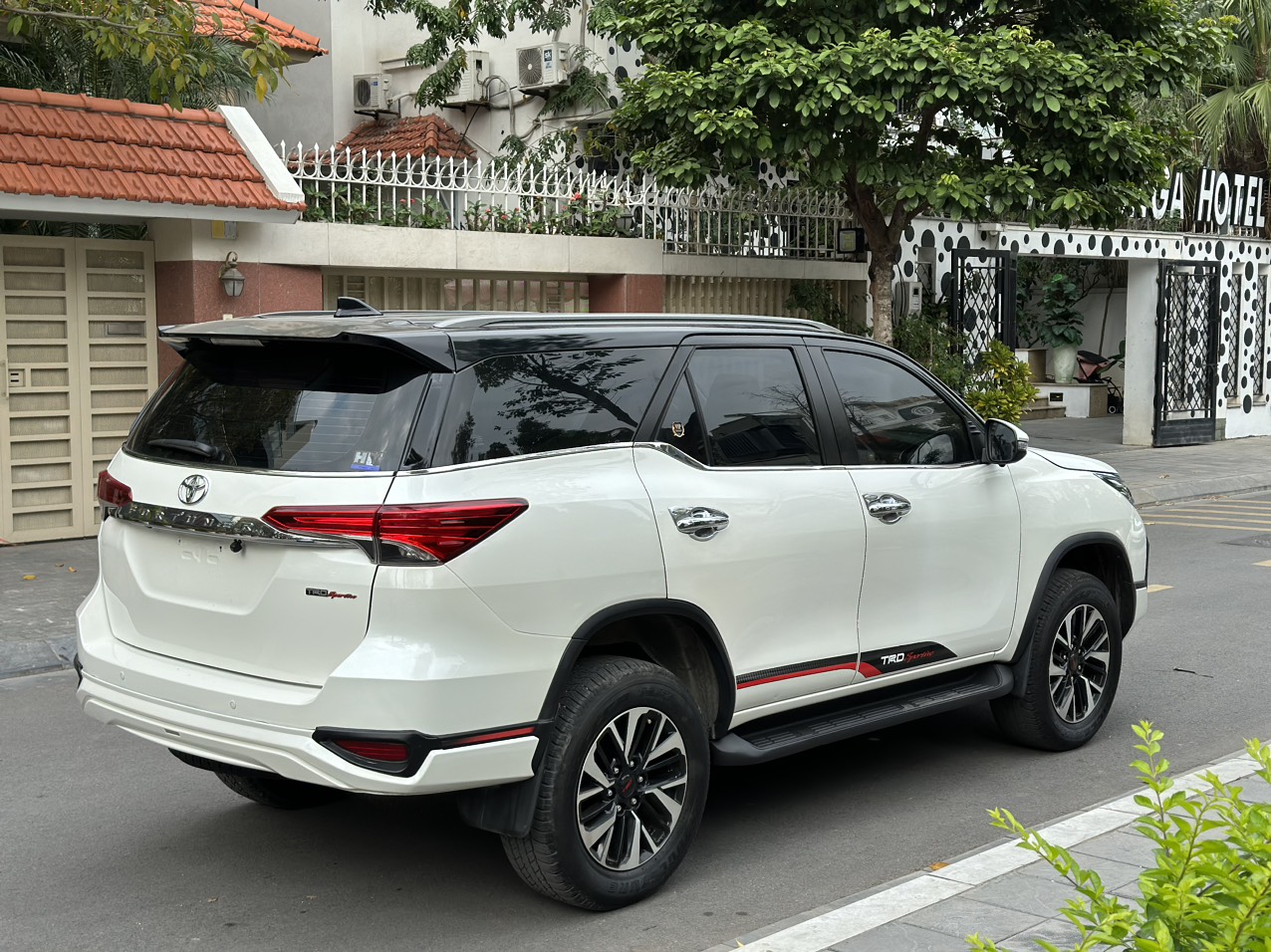 Toyota Fortuner TRD Sportivo 2.7V 4x2 2019 màu trắng (Đã bán)