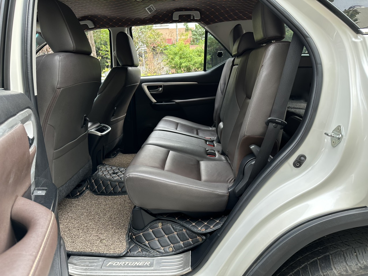 Toyota Fortuner TRD Sportivo 2.7V 4x2 2019 màu trắng (Đã bán)