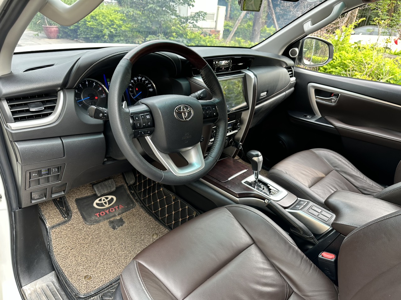 Toyota Fortuner TRD Sportivo 2.7V 4x2 2019 màu trắng (Đã bán)