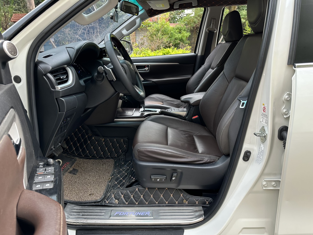 Toyota Fortuner TRD Sportivo 2.7V 4x2 2019 màu trắng (Đã bán)