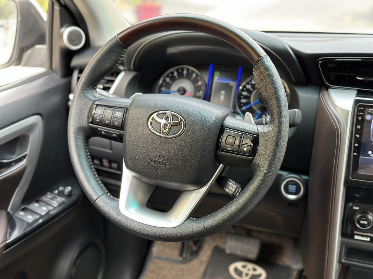 Toyota Fortuner TRD Sportivo 2.7V 4x2 2019 màu trắng (Đã bán)
