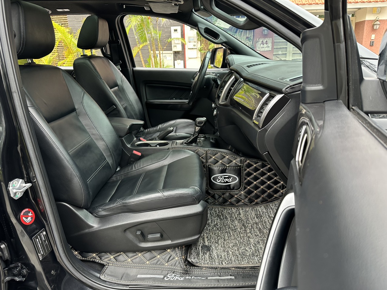 Ford Everest Titanium 4x4 2020 màu đen (đã bán)