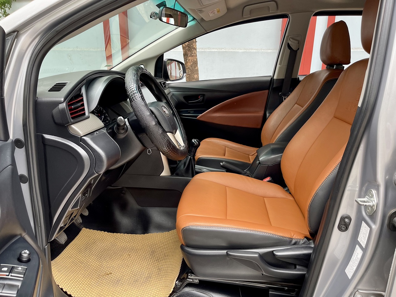 Toyota Innova 2.0E MT (số sàn) 2017 ĐKLĐ 2018 (đã bán)