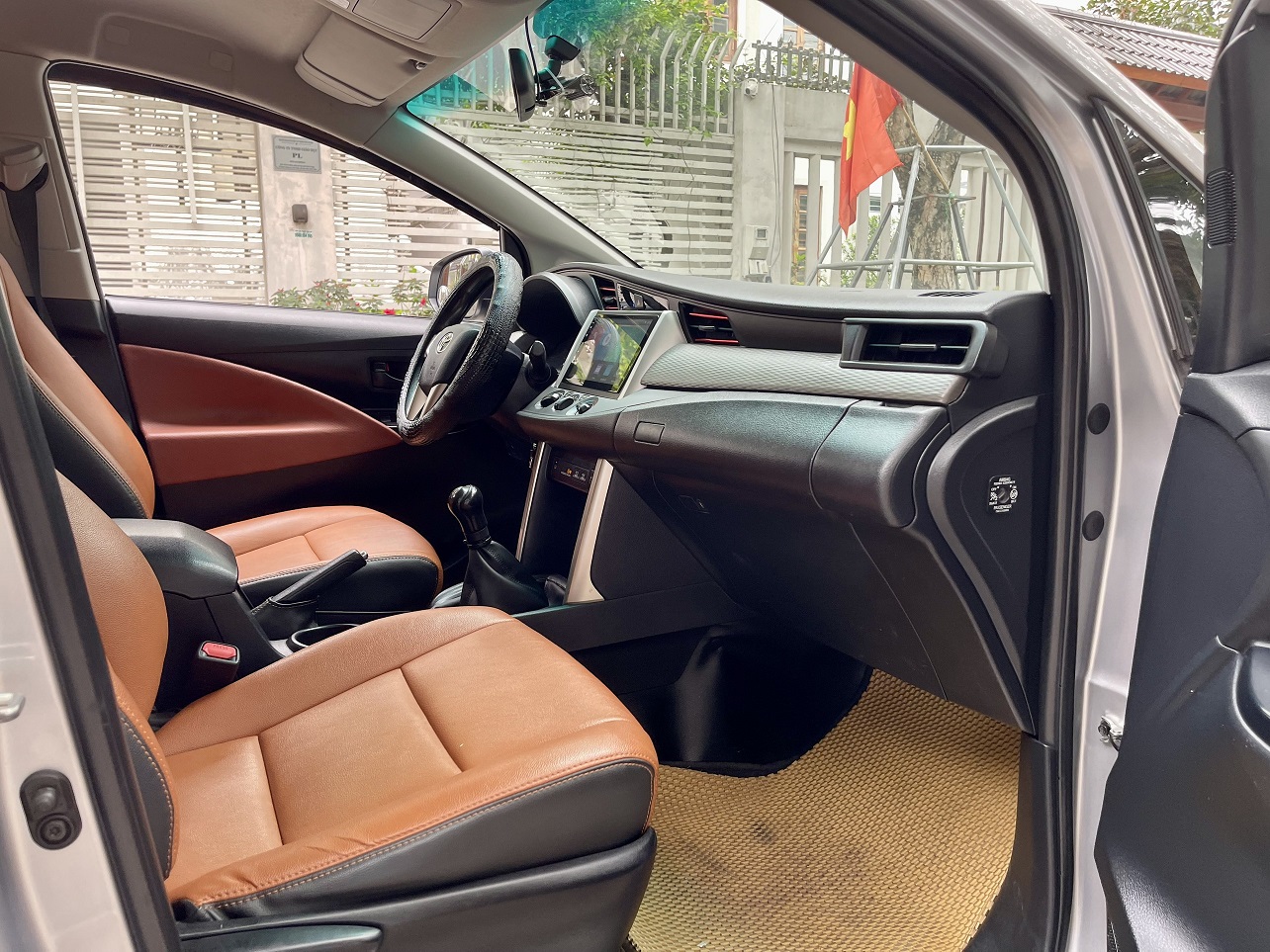 Toyota Innova 2.0E MT (số sàn) 2017 ĐKLĐ 2018 (đã bán)