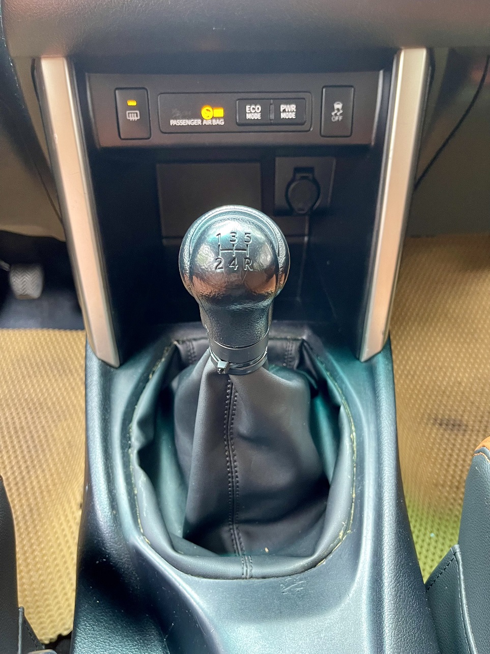 Toyota Innova 2.0E MT (số sàn) 2017 ĐKLĐ 2018 (đã bán)
