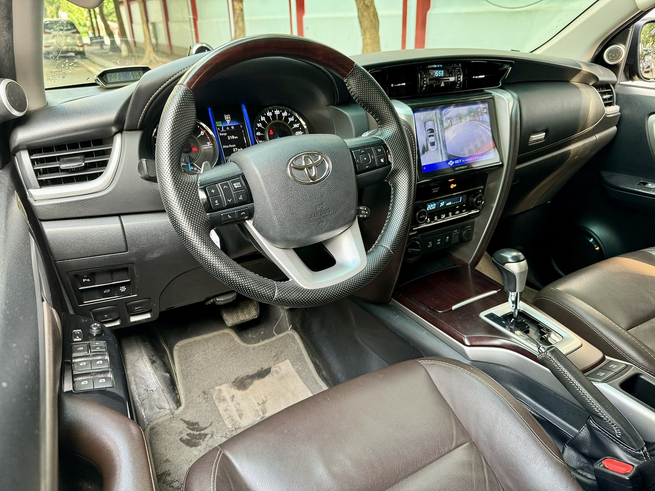 Toyota Fortuner 2.7V 2017 bản máy xăng 2 cầu (đã bán)