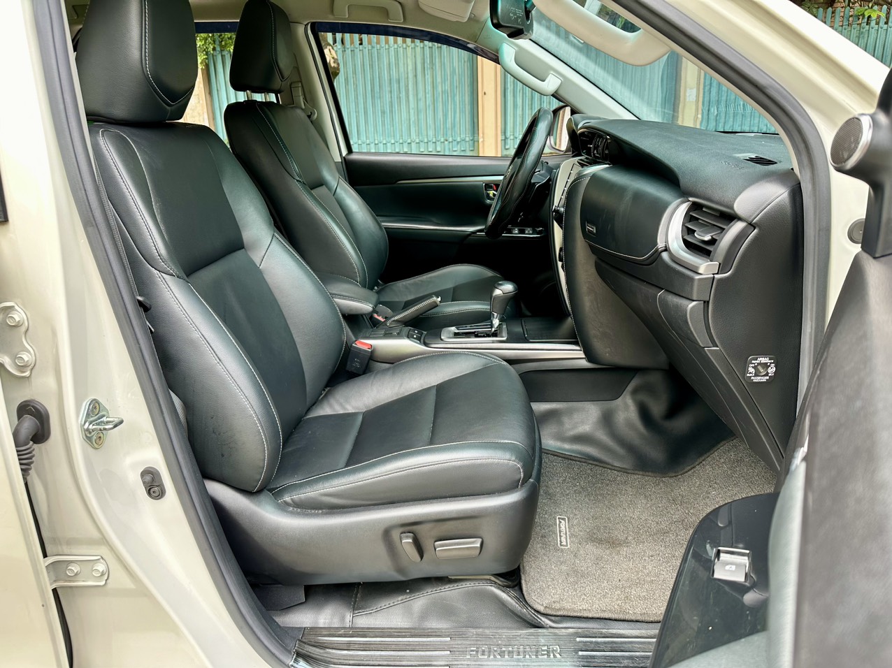 Toyota Fortuner 2.7L 4x2 AT 2022 màu trắng