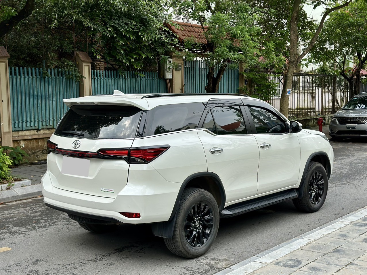Toyota Fortuner 2.7L 4x2 AT 2022 màu trắng