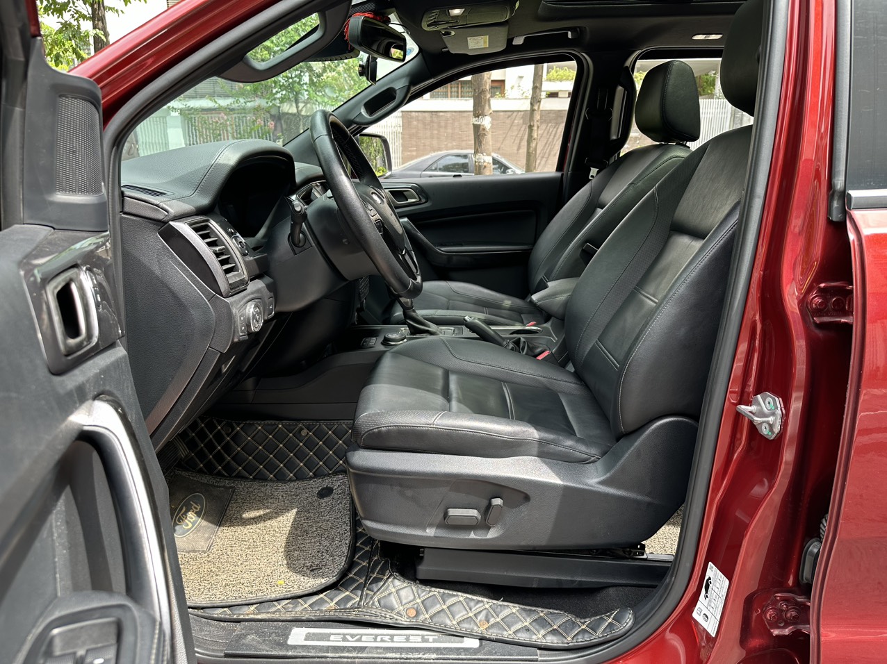 Ford Everest Titanium 4x4 2020 màu đỏ (đã bán)