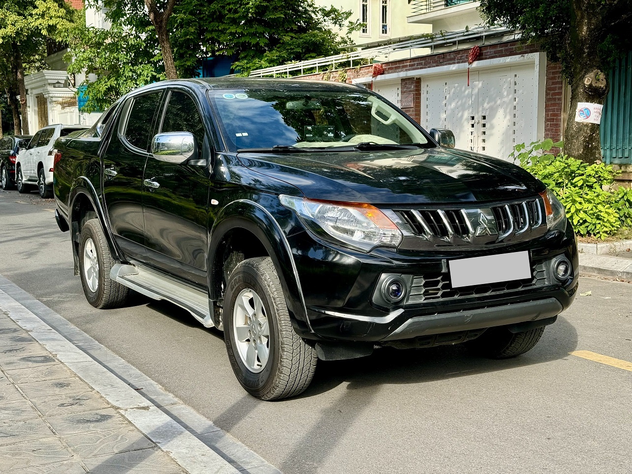 Mitsubishi Triton 4x2 MT 2018 màu đen (đã bán)