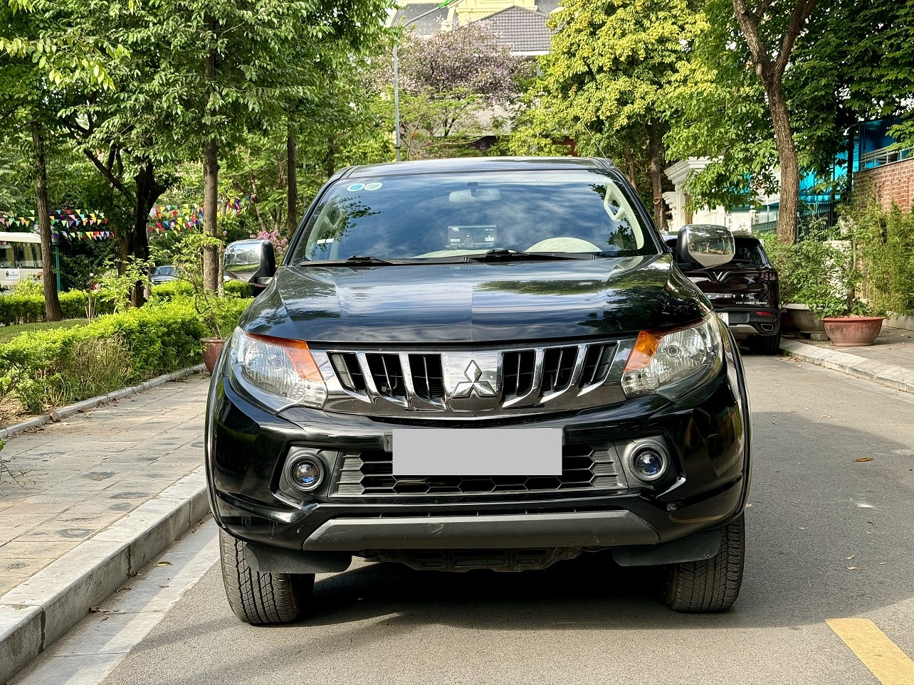 Mitsubishi Triton 4x2 MT 2018 màu đen (đã bán)