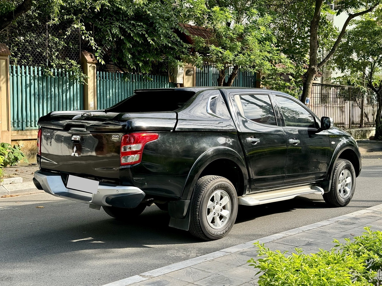 Mitsubishi Triton 4x2 MT 2018 màu đen (đã bán)