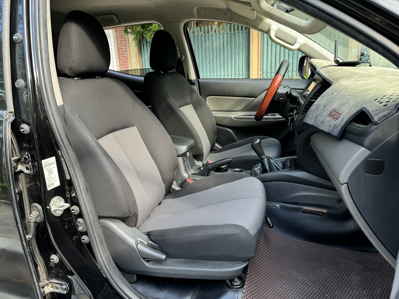 Mitsubishi Triton 4x2 MT 2018 màu đen (đã bán)