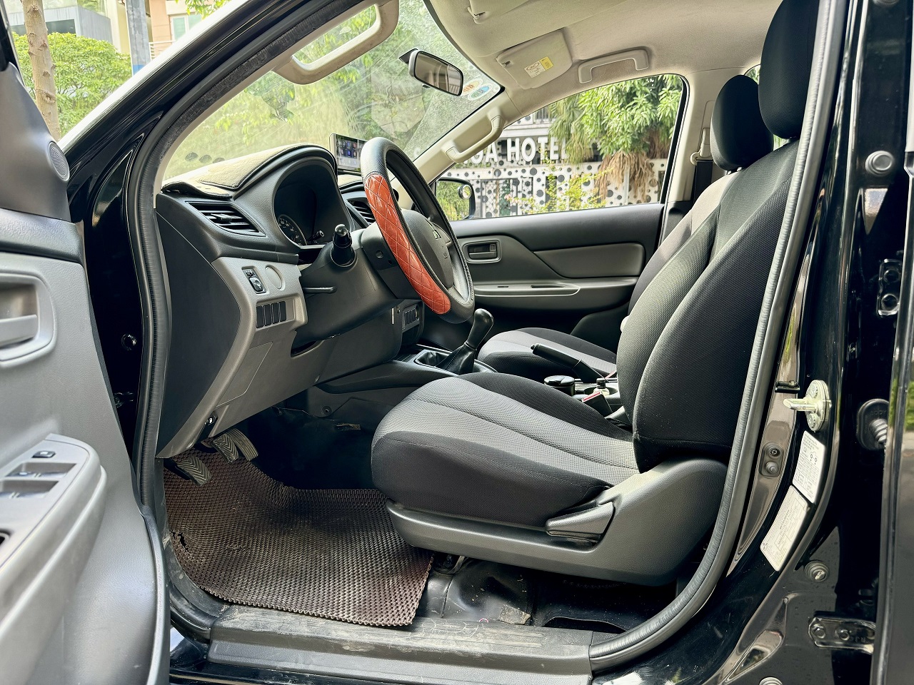 Mitsubishi Triton 4x2 MT 2018 màu đen (đã bán)