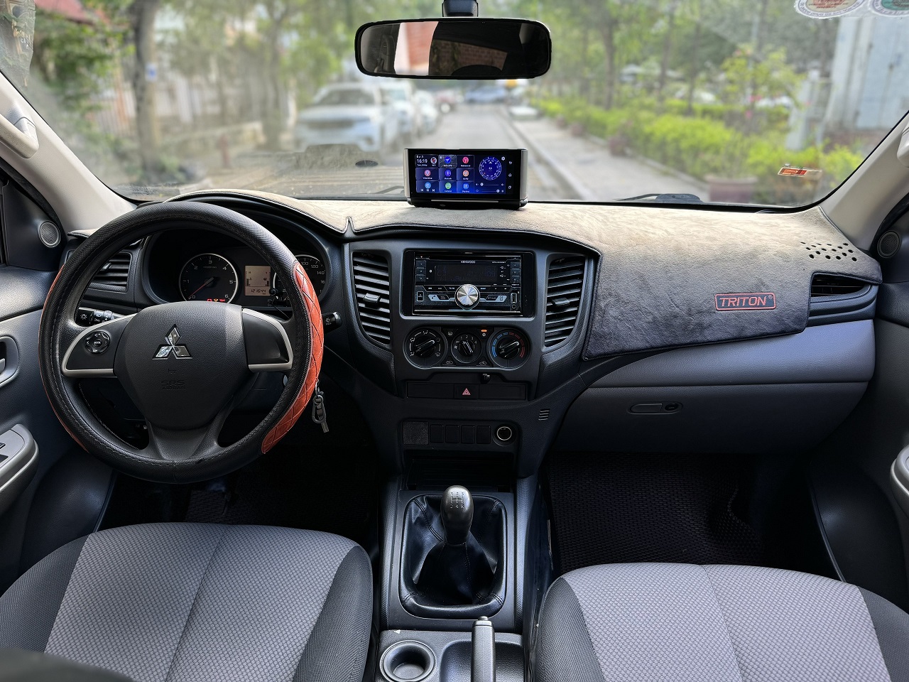 Mitsubishi Triton 4x2 MT 2018 màu đen (đã bán)