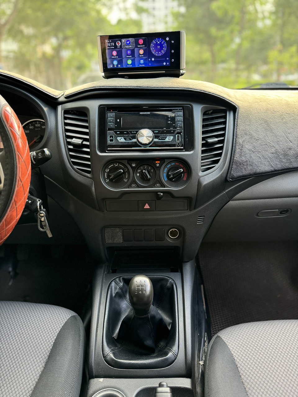 Mitsubishi Triton 4x2 MT 2018 màu đen (đã bán)