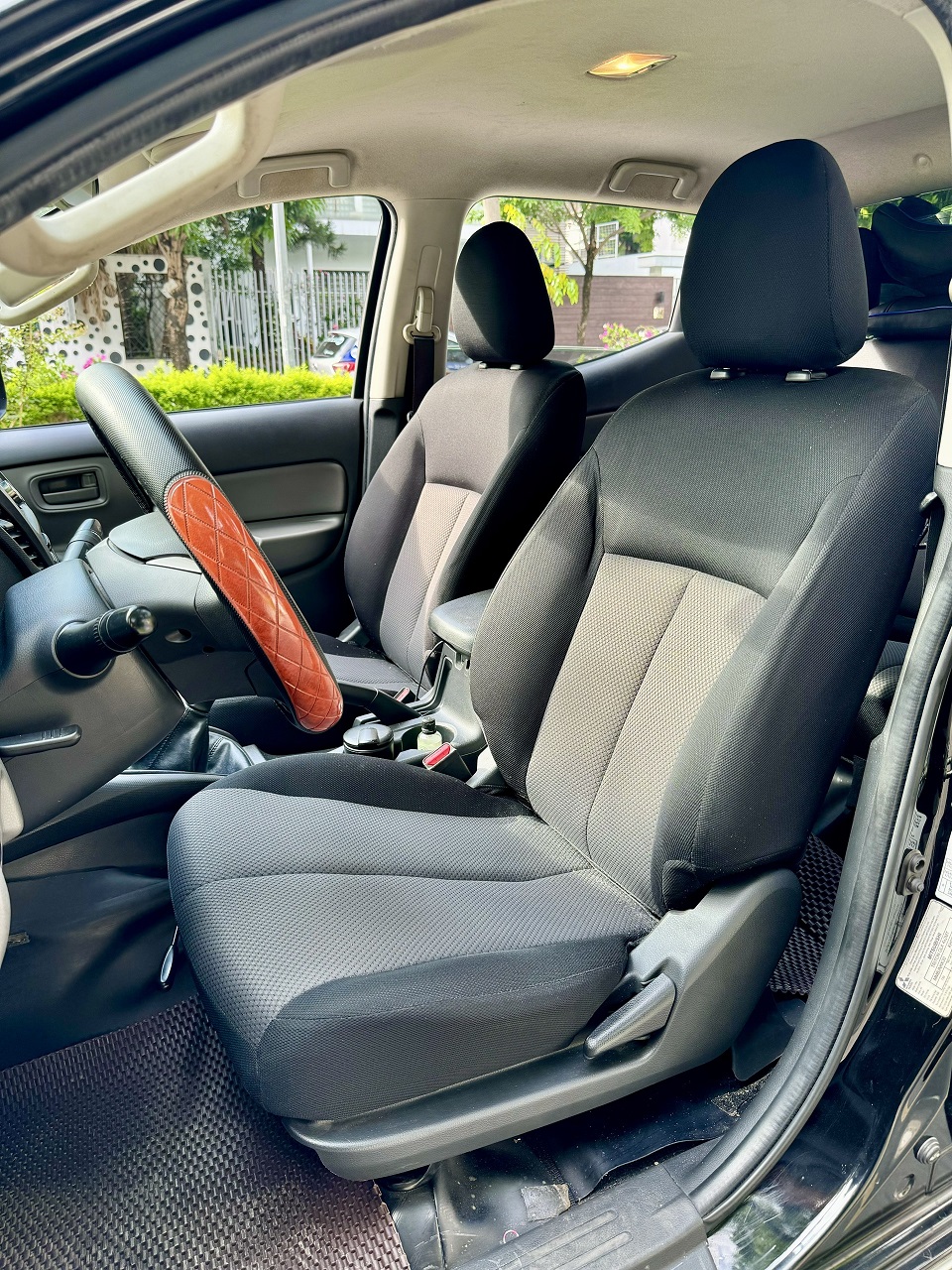 Mitsubishi Triton 4x2 MT 2018 màu đen (đã bán)