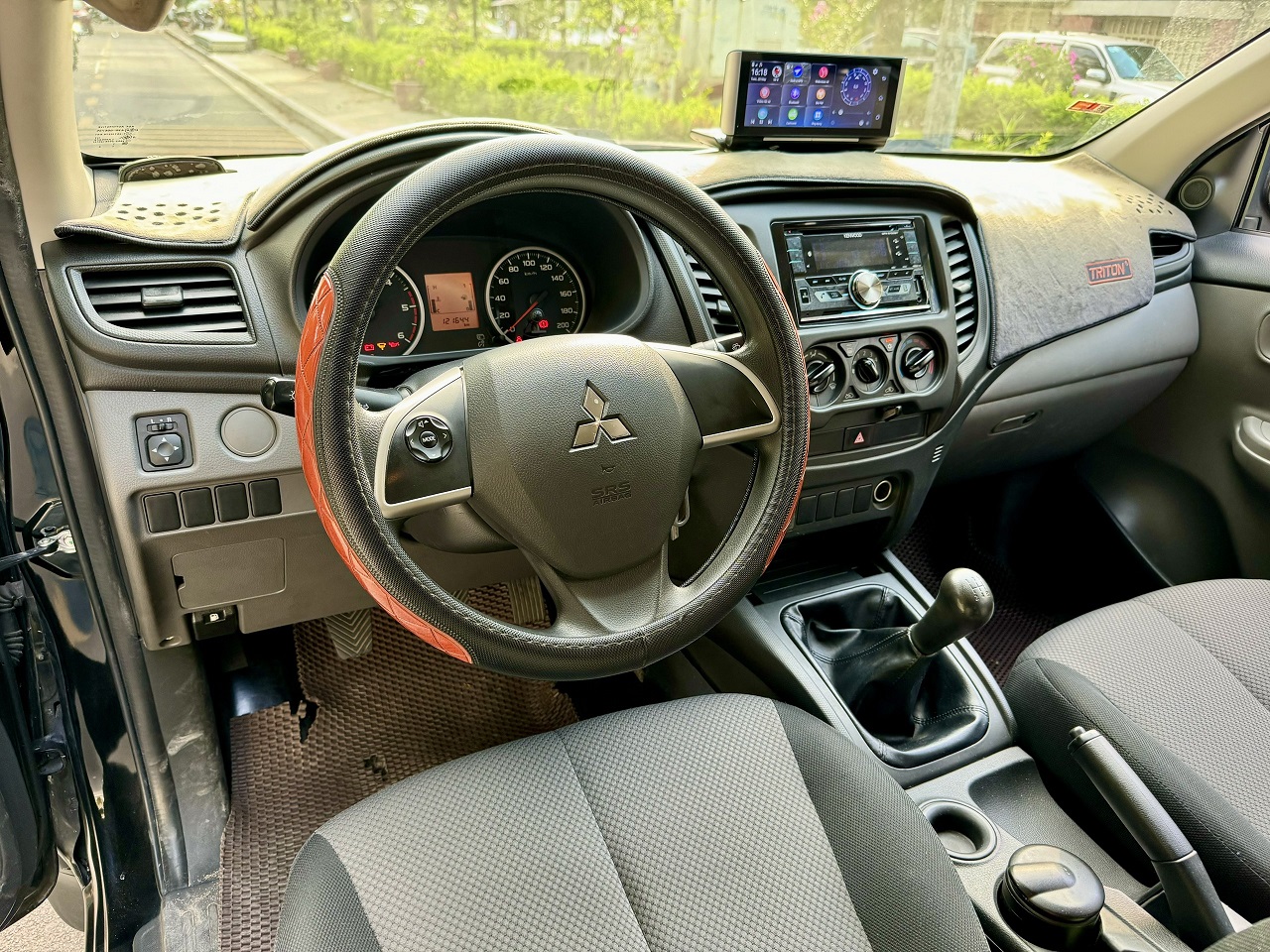Mitsubishi Triton 4x2 MT 2018 màu đen (đã bán)