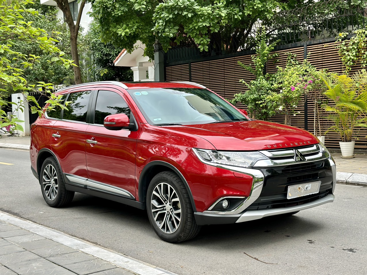 Mitsubishi Outlander 2.0 CVT 2017 màu đỏ (đã bán)