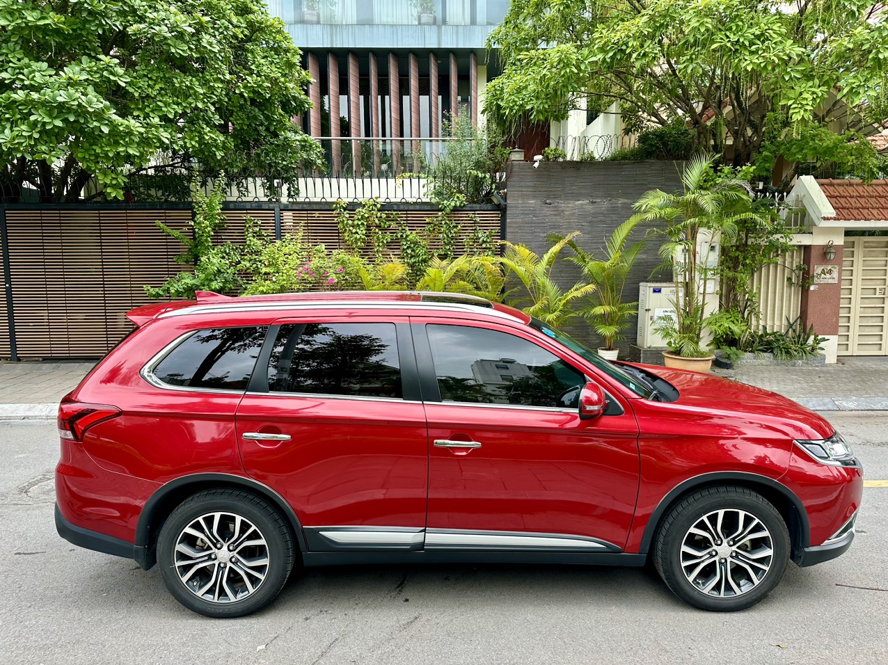 Mitsubishi Outlander 2.0 CVT 2017 màu đỏ (đã bán)