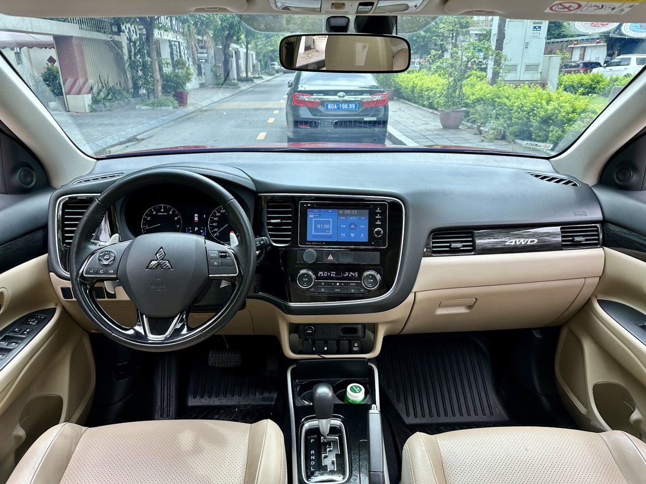 Mitsubishi Outlander 2.0 CVT 2017 màu đỏ (đã bán)