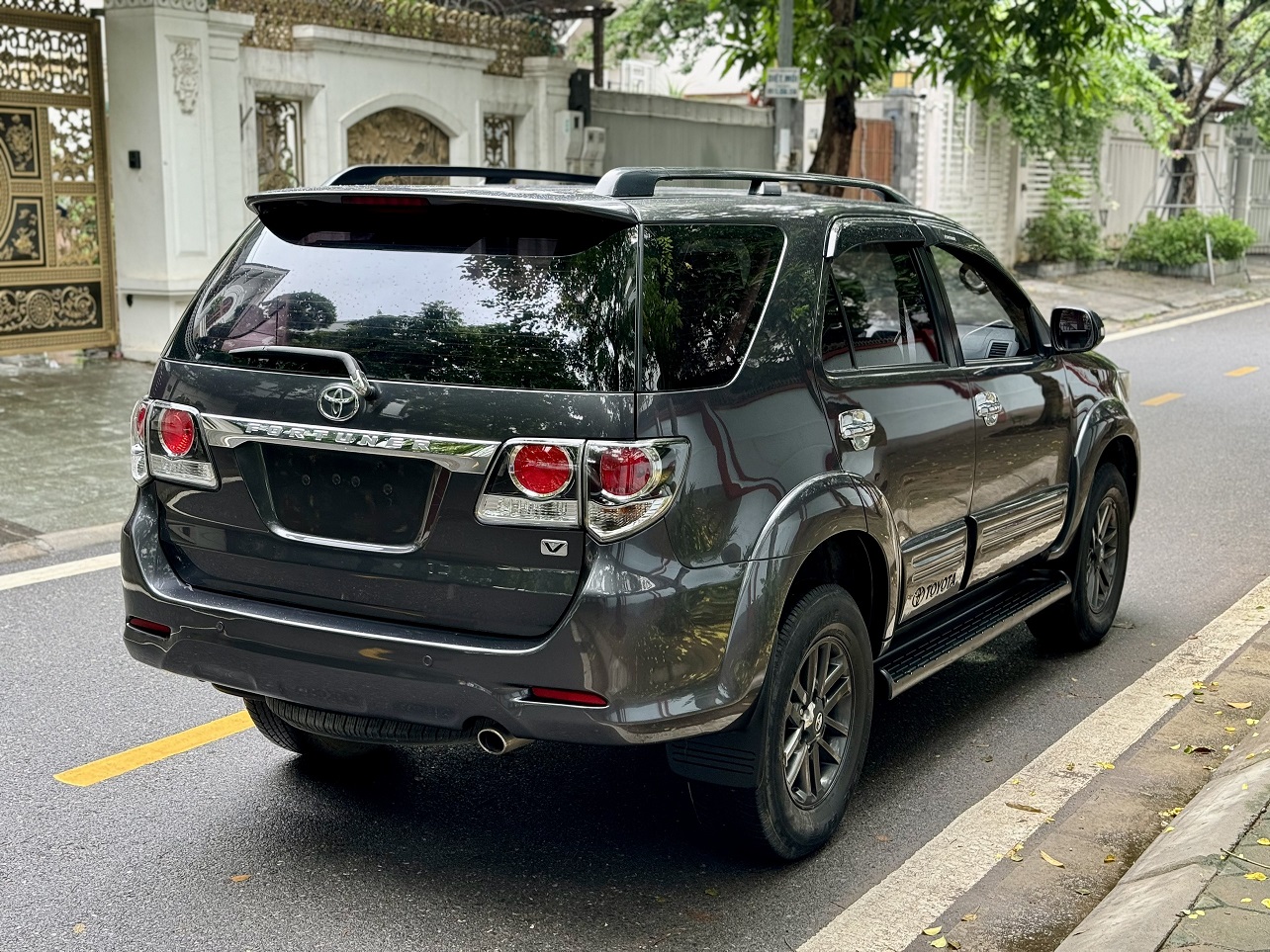 Toyota Fortuner 2.7V 4x2 2015 màu xám (đã bán)