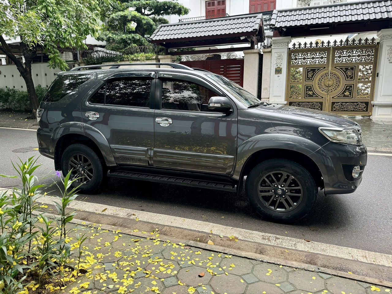 Toyota Fortuner 2.7V 4x2 2015 màu xám (đã bán)