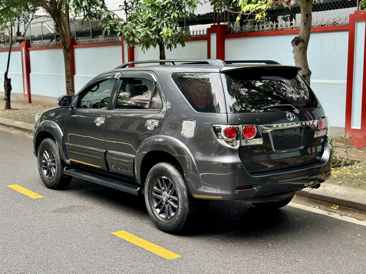 Toyota Fortuner 2.7V 4x2 2015 màu xám (đã bán)