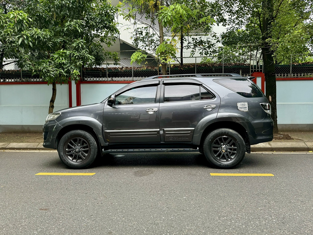 Toyota Fortuner 2.7V 4x2 2015 màu xám (đã bán)