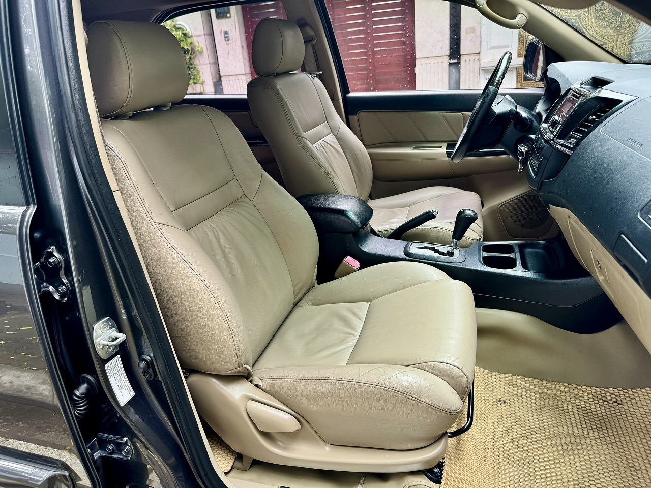 Toyota Fortuner 2.7V 4x2 2015 màu xám (đã bán)