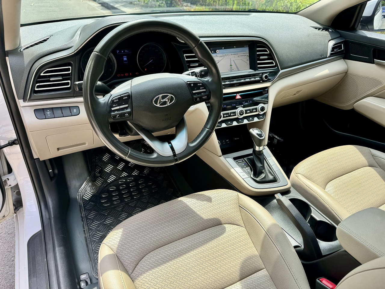 Hyundai Elantra 1.6AT 2021 Facelift màu trắng