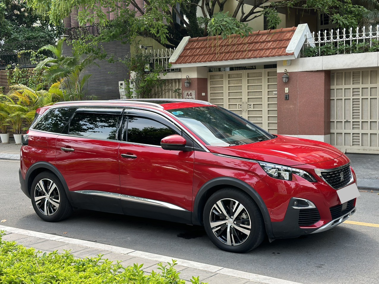 Peugeot 5008 Allure 1.6 AT 2020 màu đỏ Ruby
