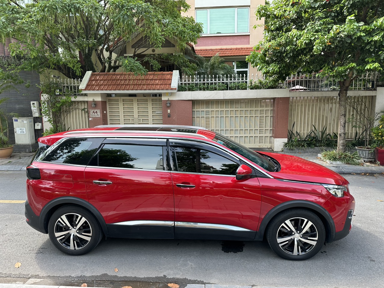 Peugeot 5008 Allure 1.6 AT 2020 màu đỏ Ruby