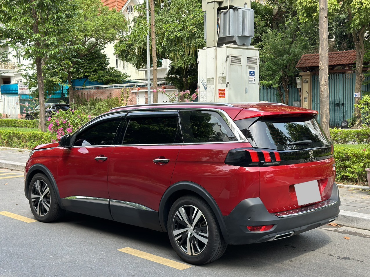 Peugeot 5008 Allure 1.6 AT 2020 màu đỏ Ruby