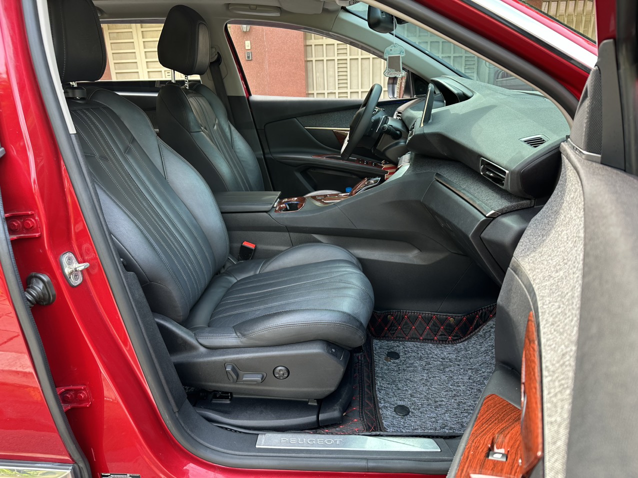 Peugeot 5008 Allure 1.6 AT 2020 màu đỏ Ruby