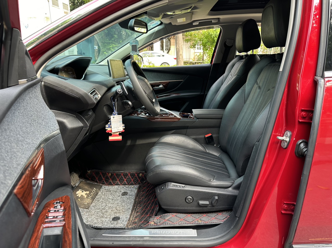 Peugeot 5008 Allure 1.6 AT 2020 màu đỏ Ruby