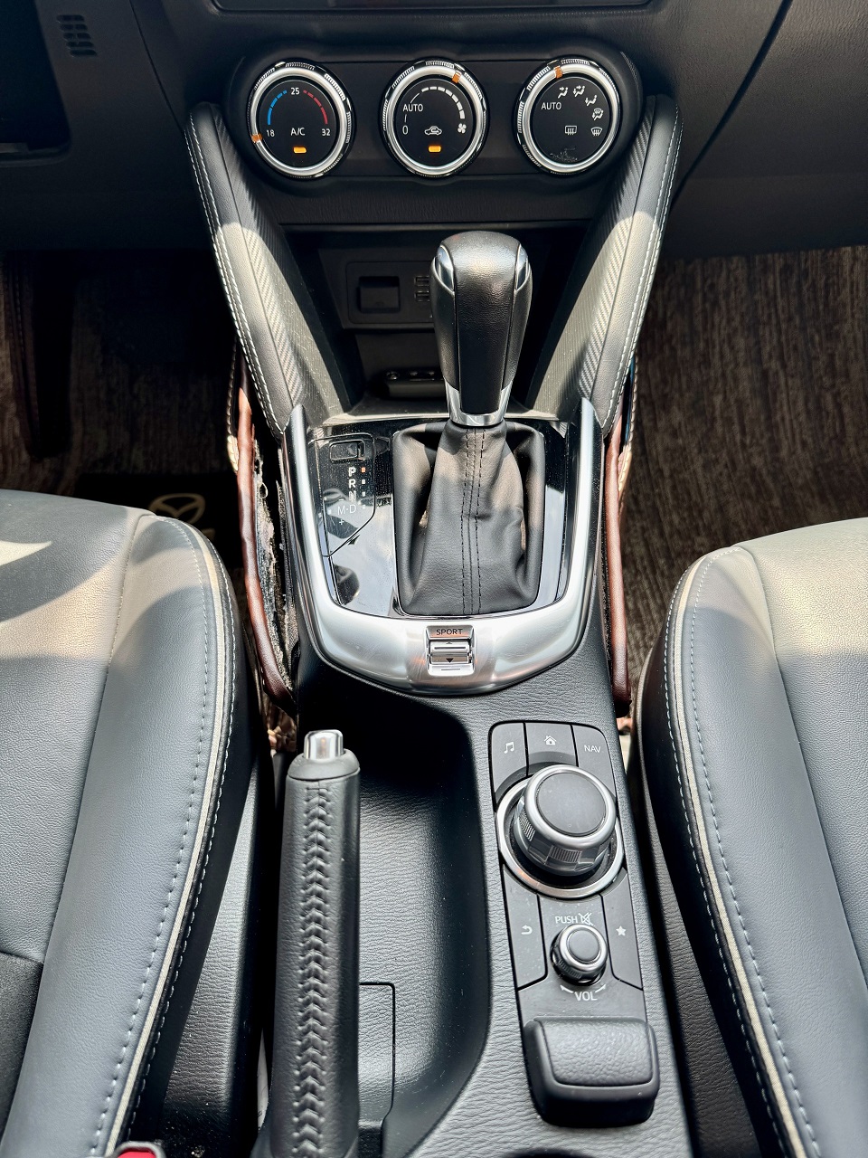 Madza 2 luxury 2022 màu trắng (đã bán)