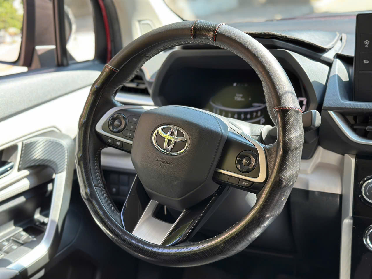 Toyota Veloz Cross 1.5CVT 2022 đăng kí lần đầu 2023 màu đỏ