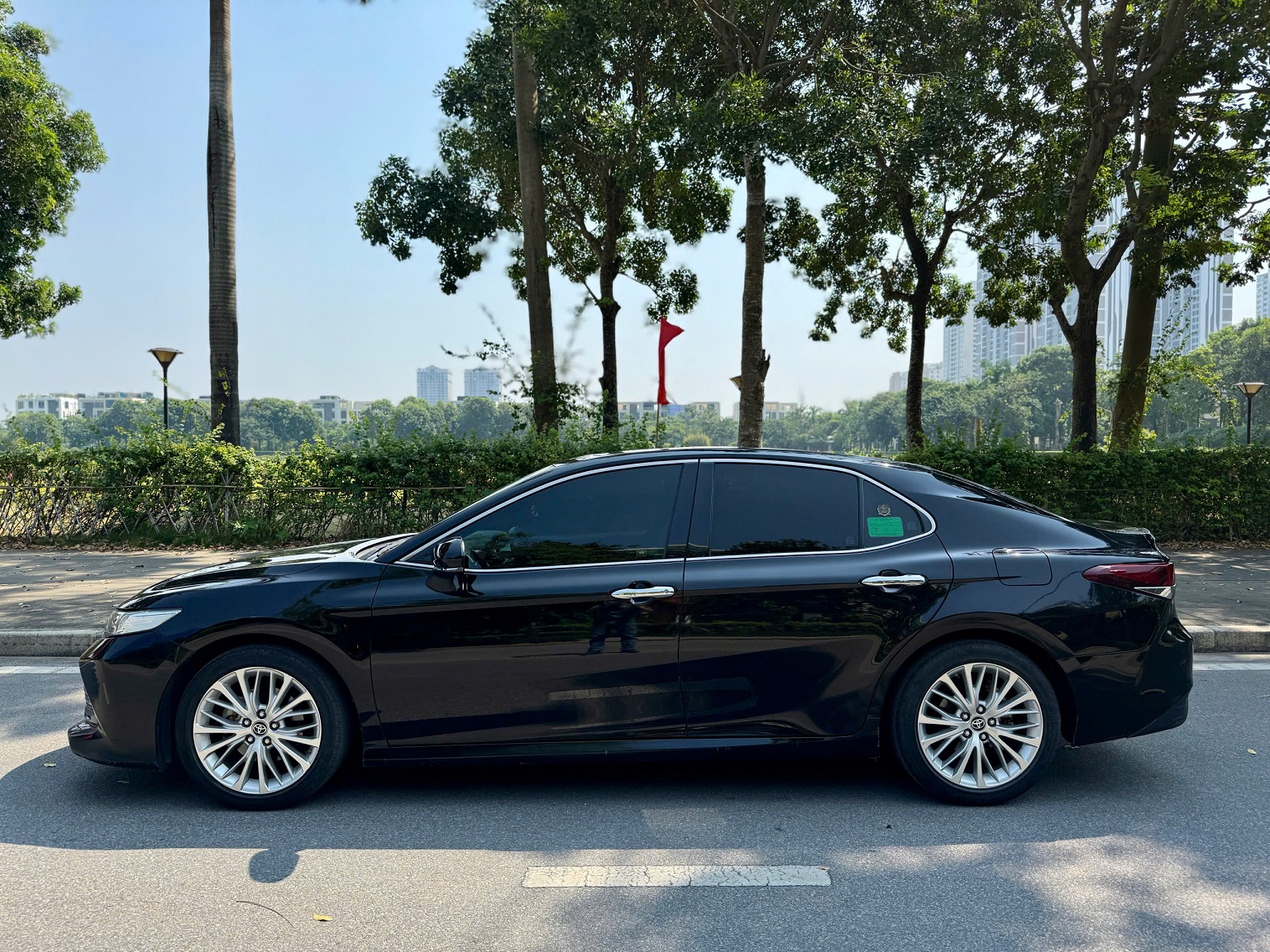 Toyota Camry 2.5Q 2019 nhập khẩu màu đen