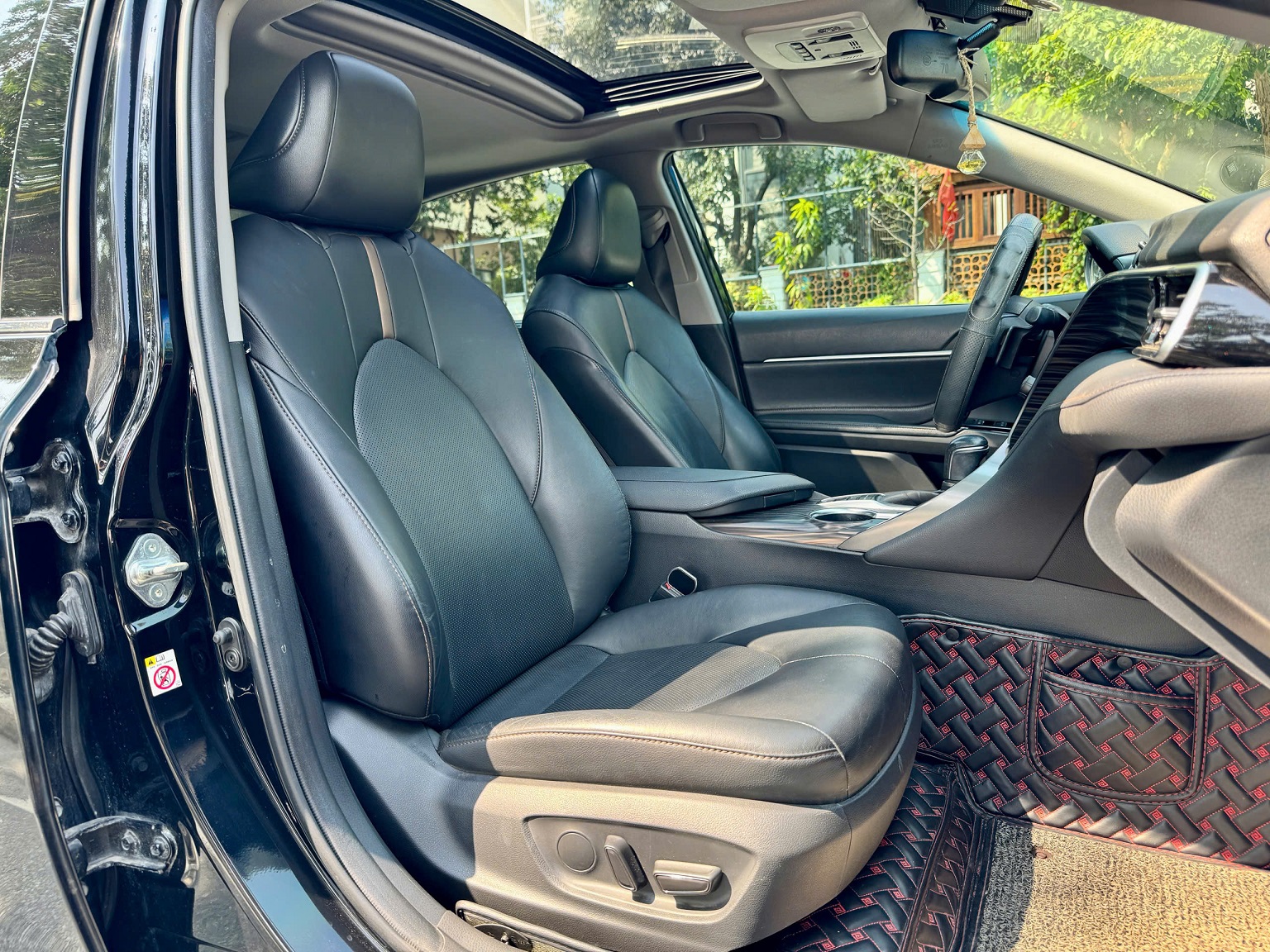 Toyota Camry 2.5Q 2019 nhập khẩu màu đen