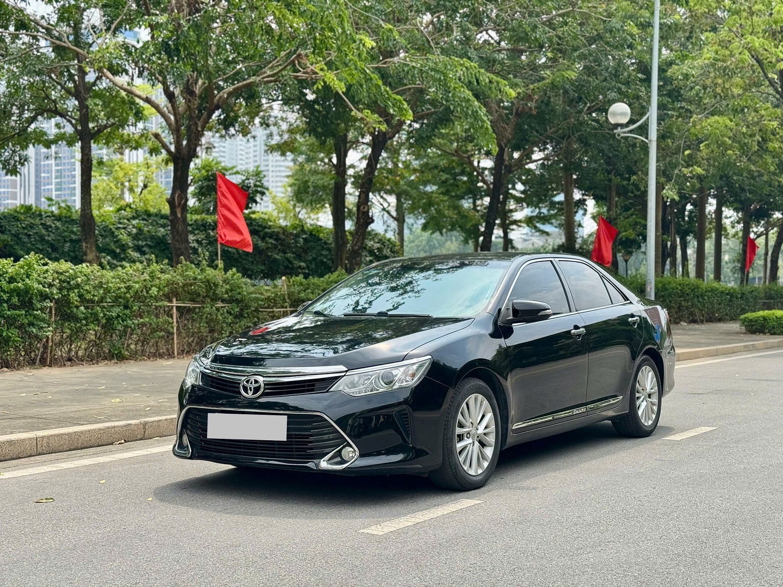 Toyota Camry 2.0E 2017  màu đen