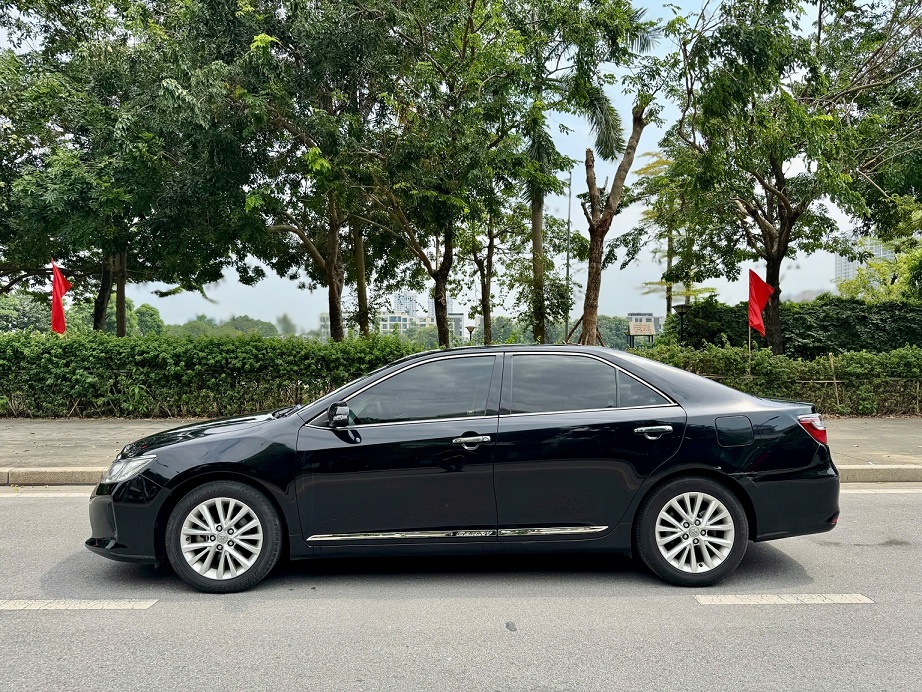 Toyota Camry 2.0E 2017  màu đen