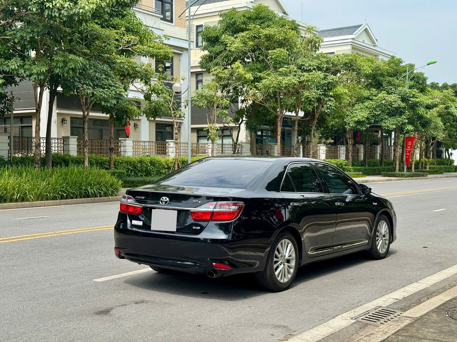 Toyota Camry 2.0E 2017  màu đen