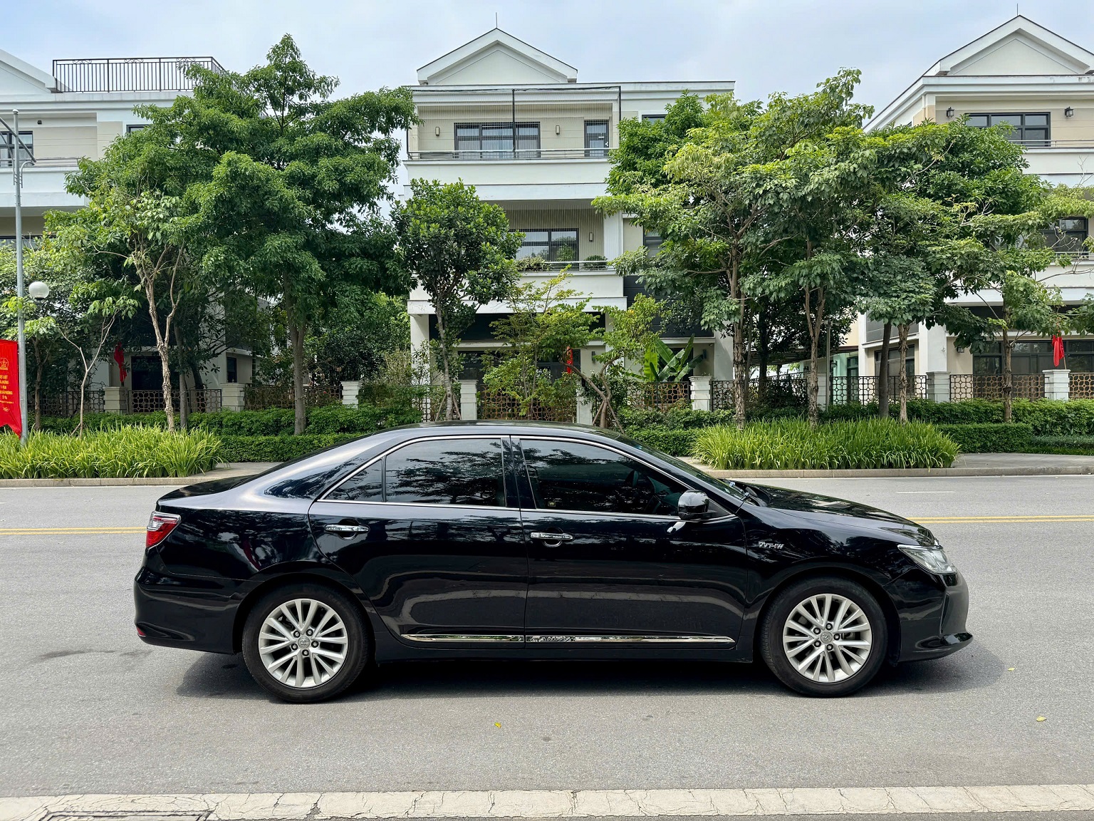 Toyota Camry 2.0E 2017  màu đen