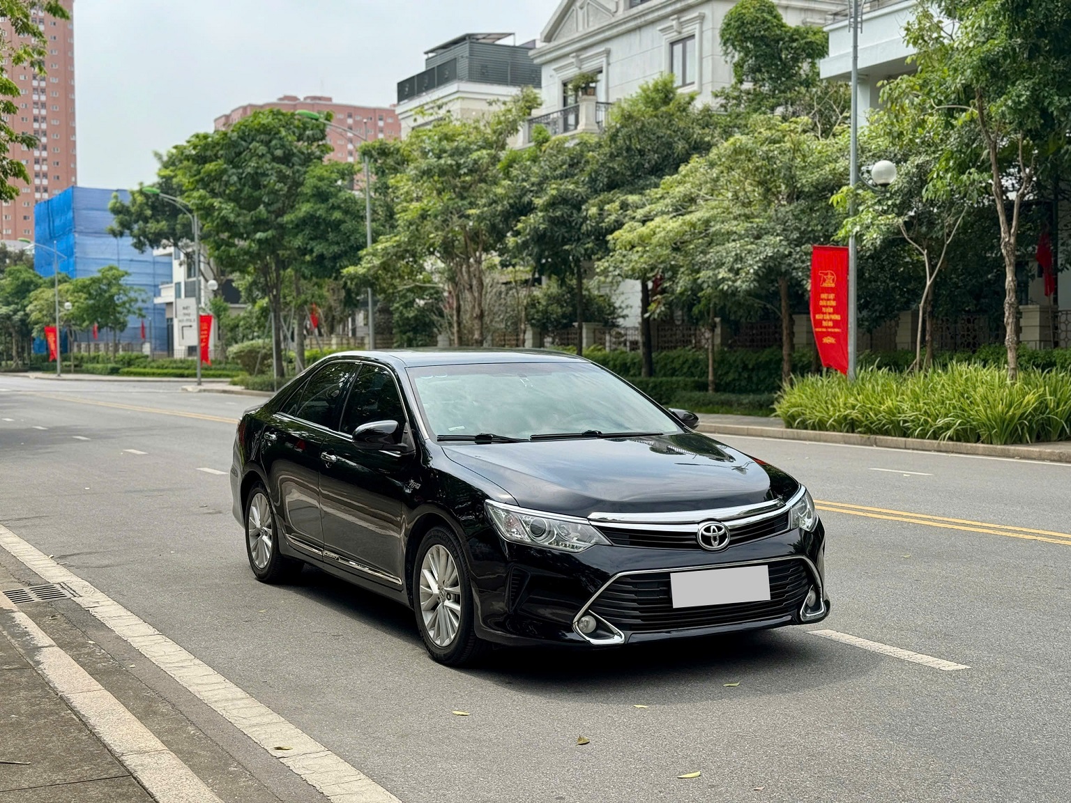 Toyota Camry 2.0E 2017  màu đen